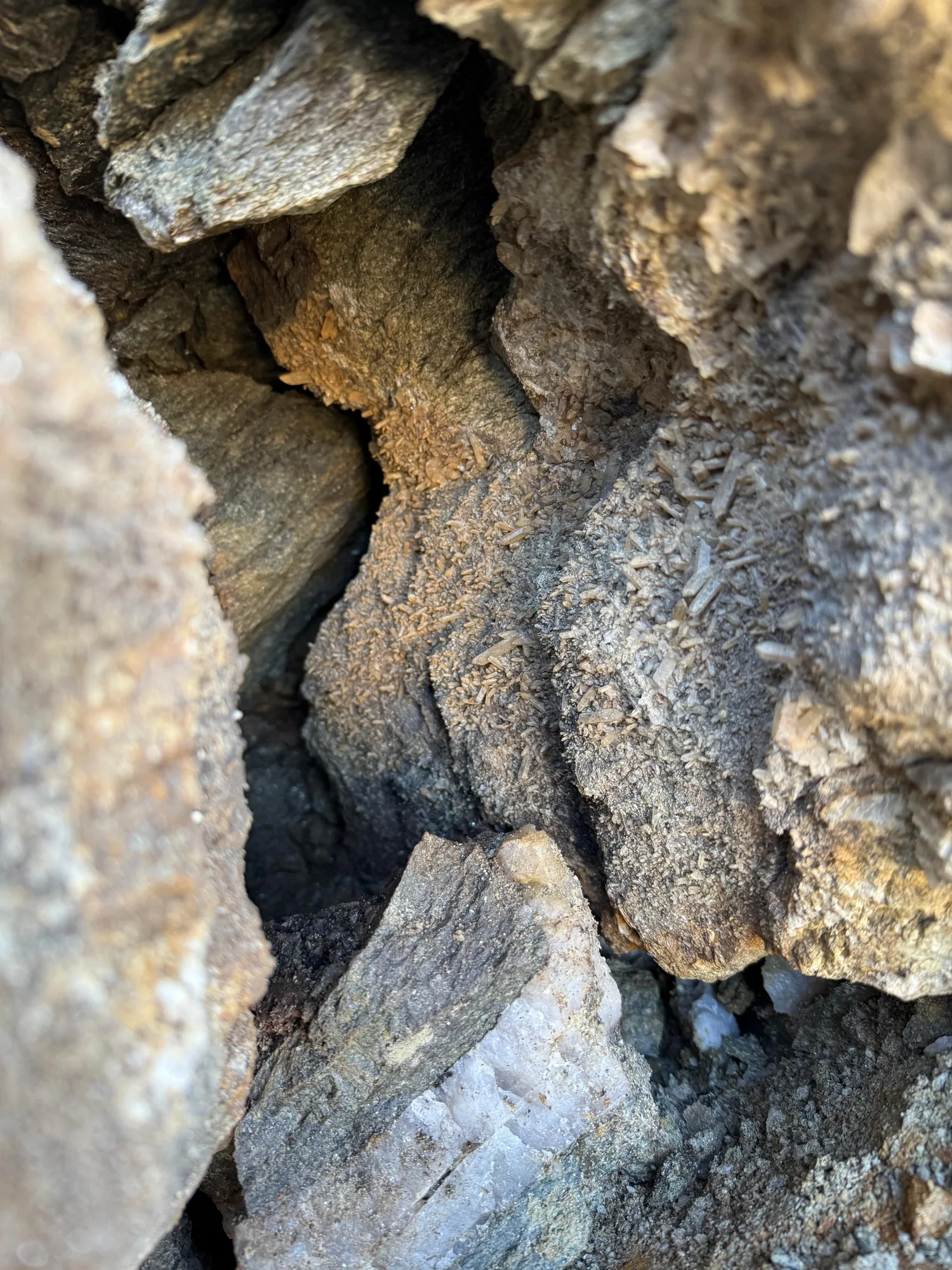 Blick in eine Kluft mit filigranen Bergkristallen