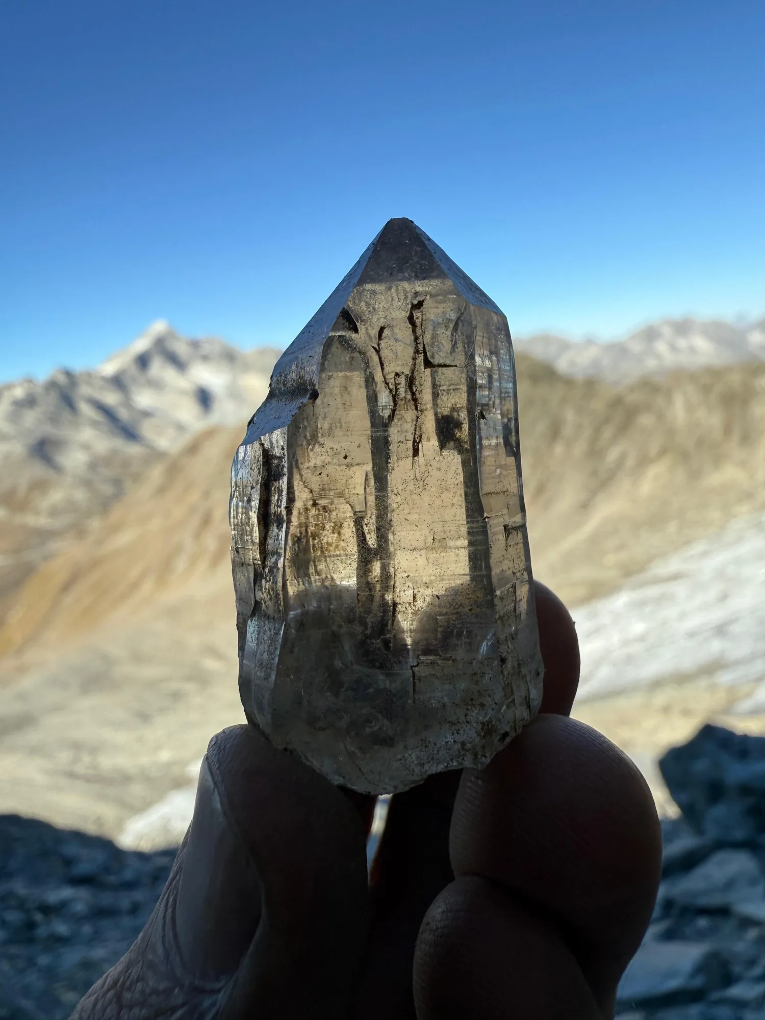Ein Bergkristall frisch aus der Kluft