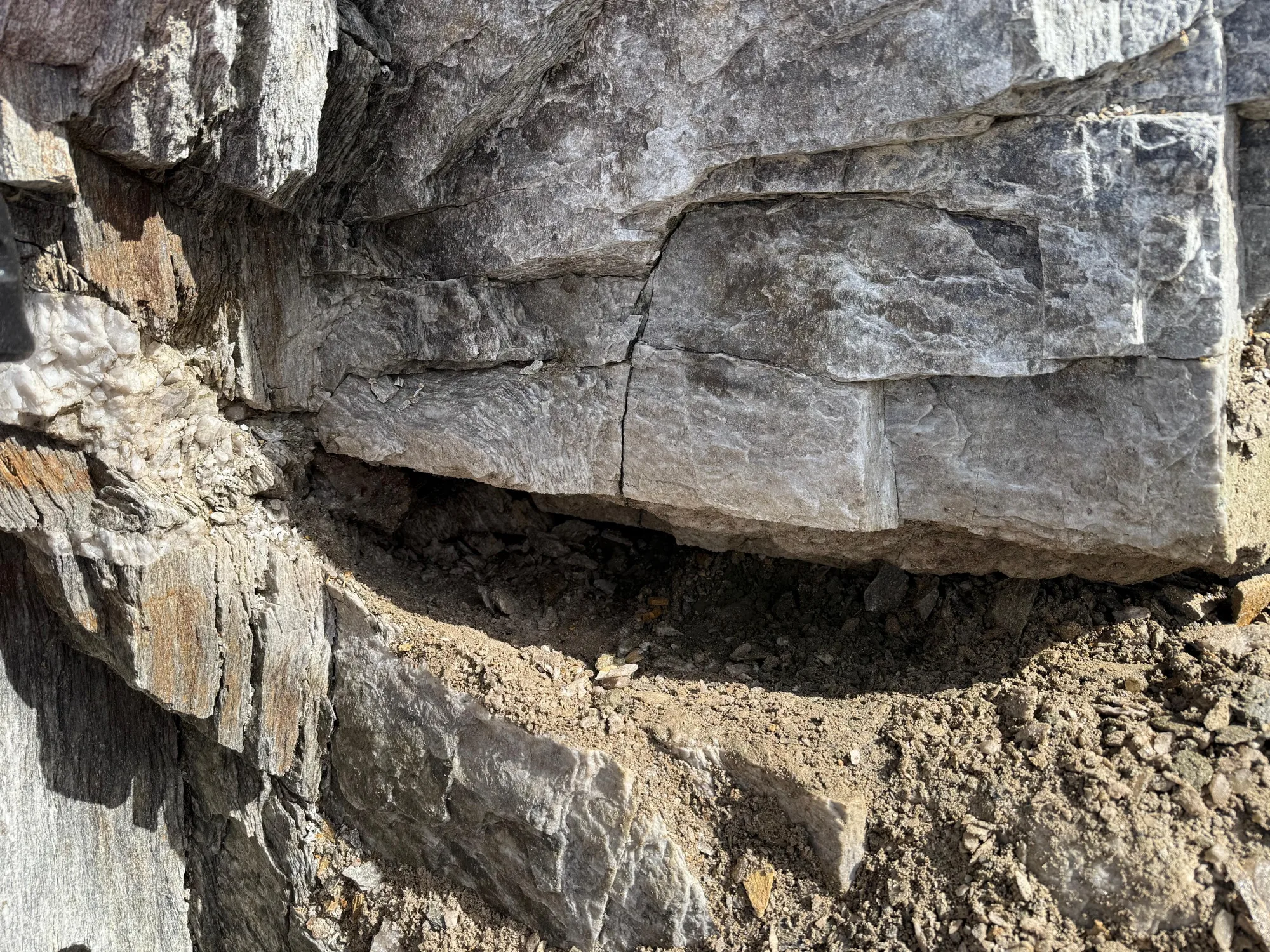 Waagrechte Kluft im Amphibolit Gestein