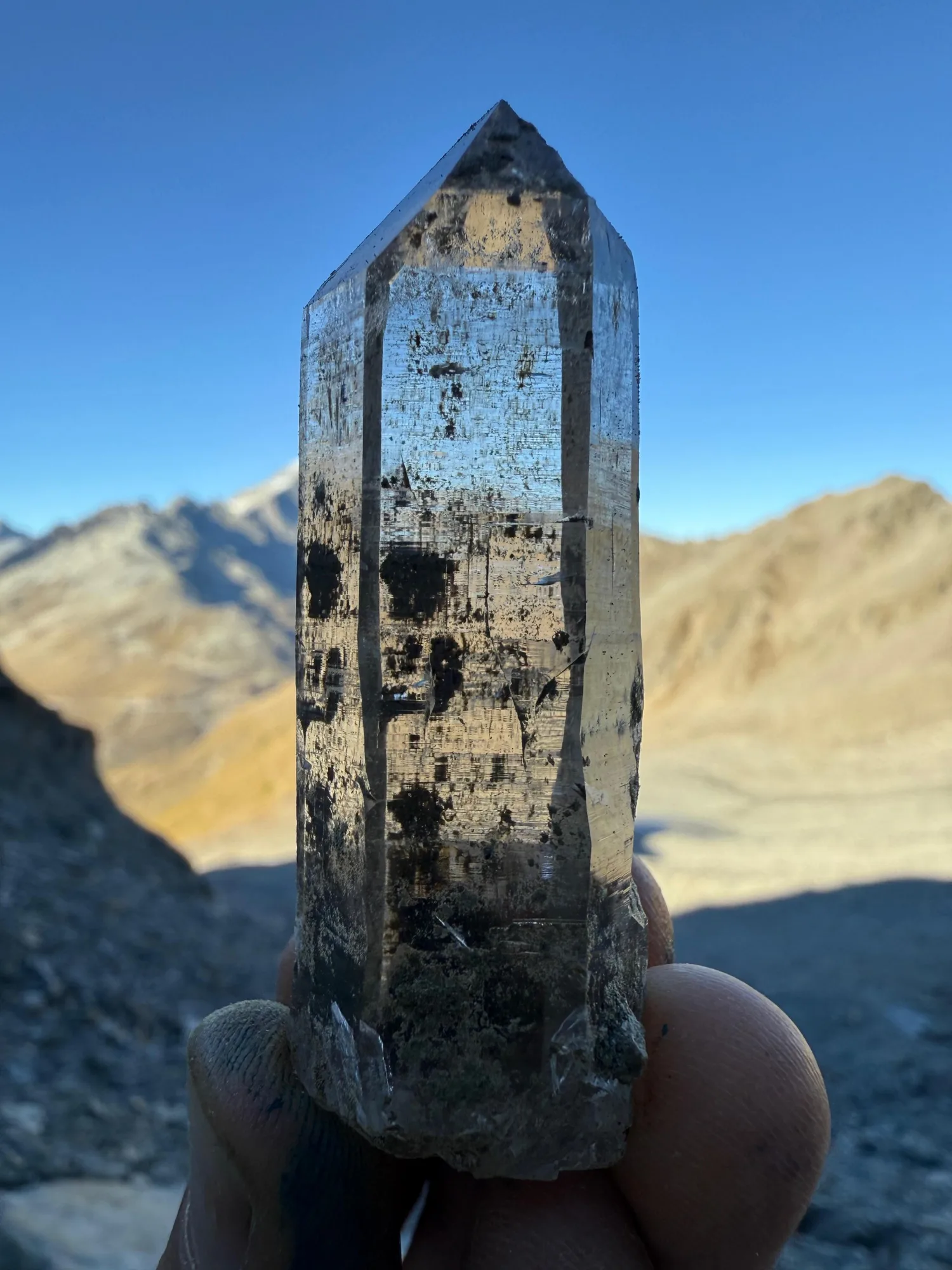 Ein Bergkristall frisch aus der Kluft