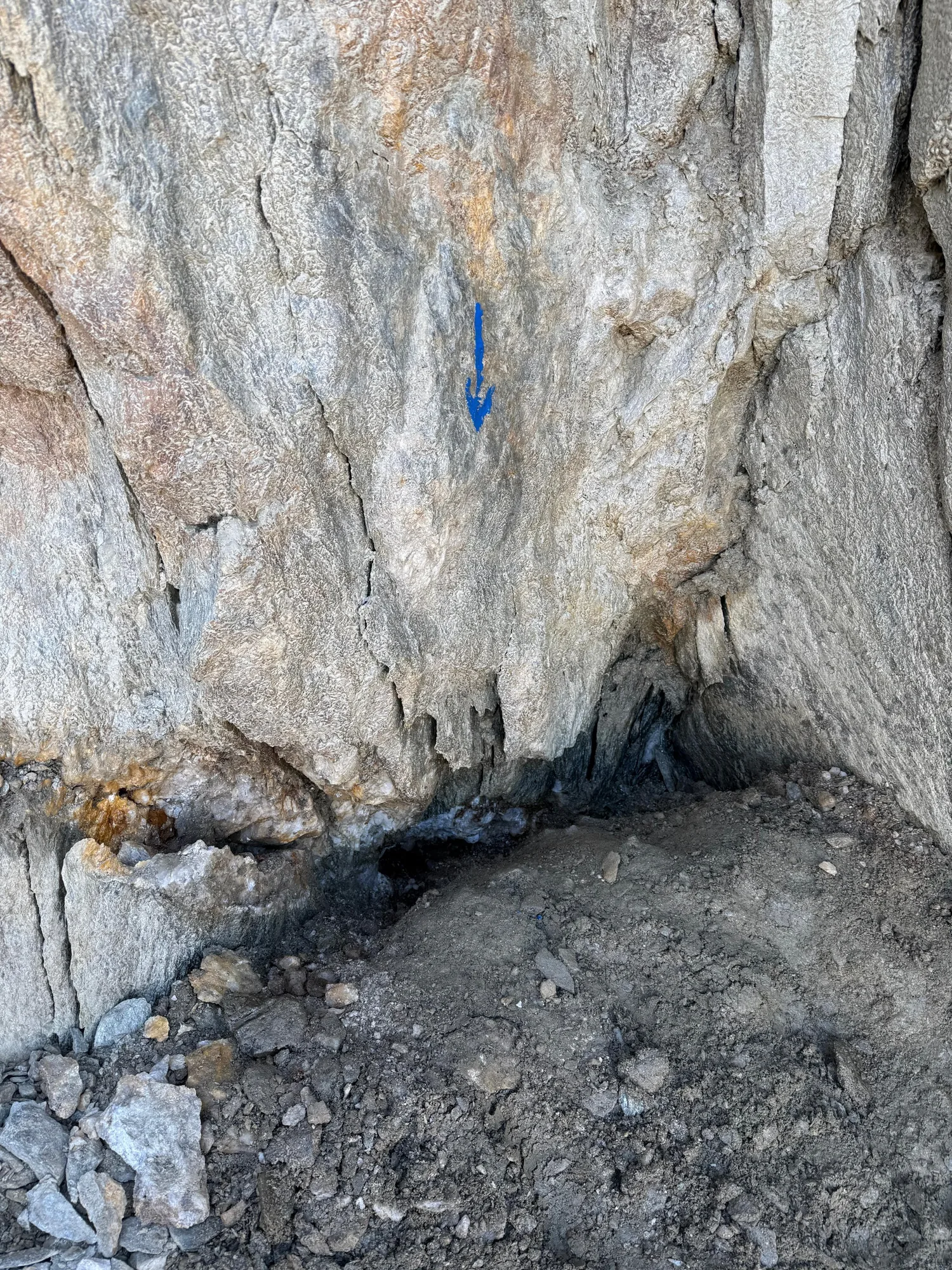 Kluft mit wasserklaren Bergkristallen direkt am Gletscherrand. Ein Tel der Kluft befindet sich immer noch im Eis