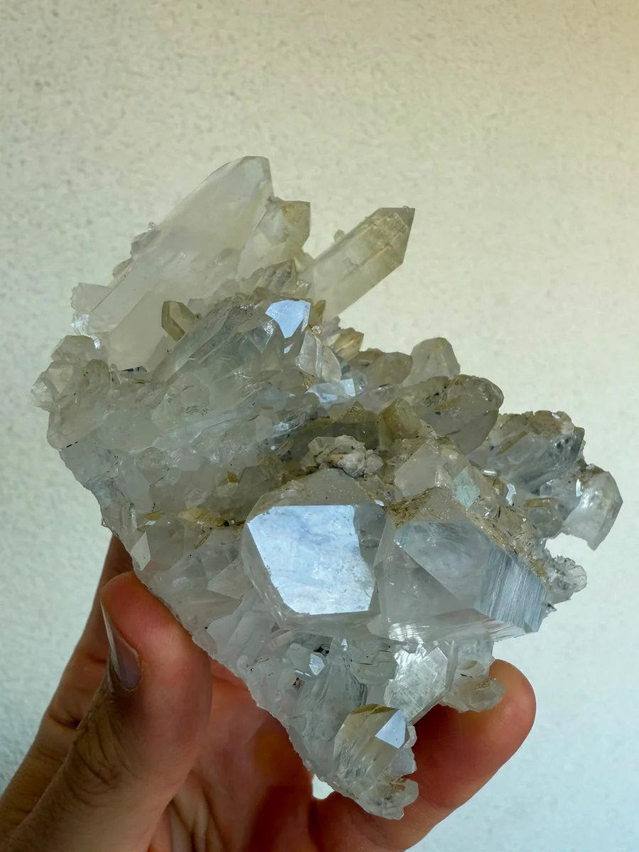 Funkelnde Bergkristallgruppe mit kleinen Kalziten - Bild 4