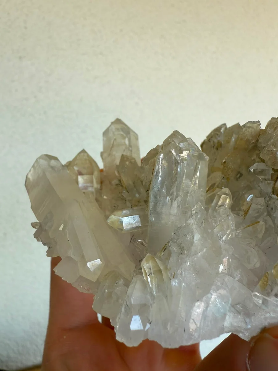 Funkelnde Bergkristallgruppe mit kleinen Kalziten - Bild 6