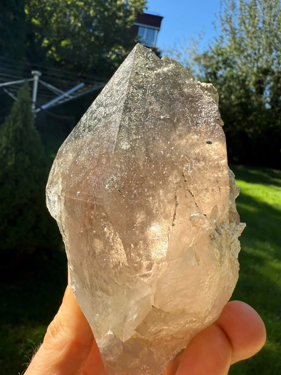 Rauchquarzspitz mit Titaniten und Muttergestein - Bild 7