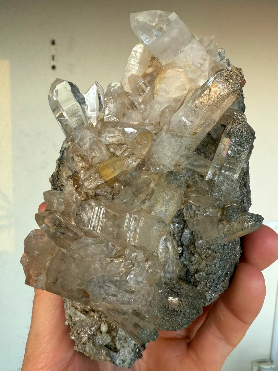 Bergkristallgruppe mit Chlorit und kleinen rötlichen Titaniten  - Bild 2